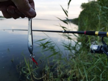 Gün batımında Nehri üzerinde balıkçılık
