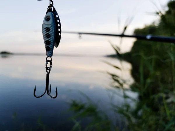 夕暮れ時 川の釣り — ストック写真