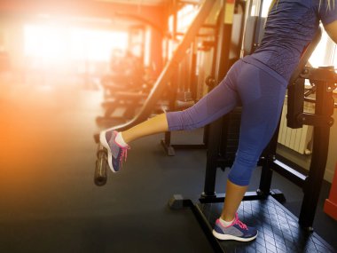 kız mavi bir takım elbise li spor sporları yapan