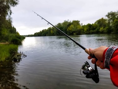 Volga Üzerinde Rusya'da nehir üzerinde iplik balıkçılık