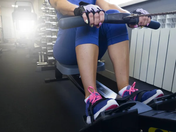 kız mavi bir takım elbise li spor sporları yapan