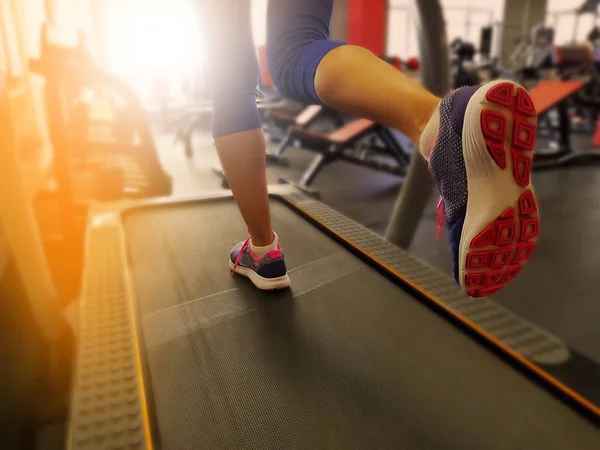 kız mavi bir takım elbise li spor sporları yapan