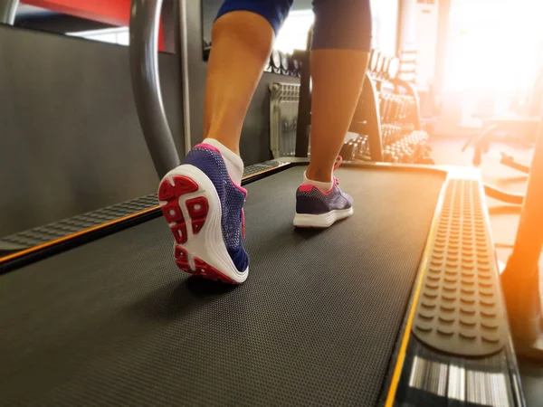 kız mavi bir takım elbise li spor sporları yapan