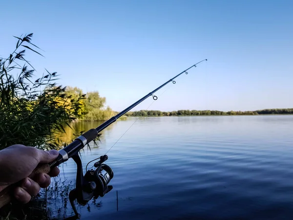 ヴォルガのロシアの川で釣りを紡ぐ — ストック写真