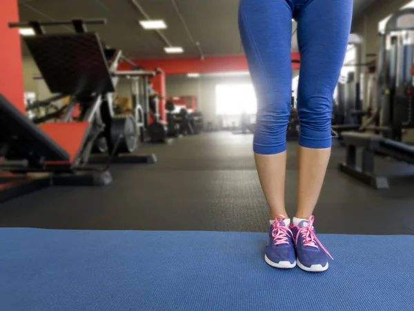 Kız Mavi Bir Takım Elbise Spor Sporları Yapan Telifsiz Stok Fotoğraflar