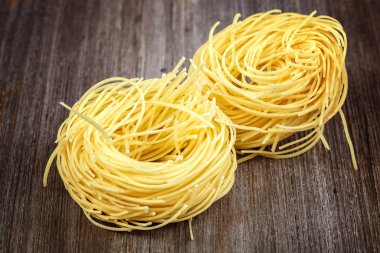 Makarna şehriye ahşap arka plan üzerinde.