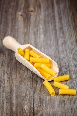 Makarna şehriye ahşap arka plan üzerinde.