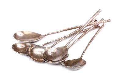 Gümüş çay kaşığı beyaz arka plan üzerinde izole.