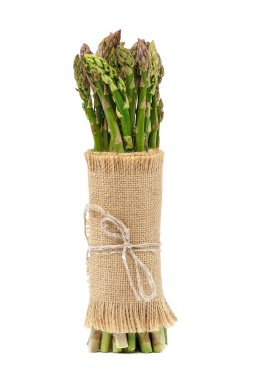 Beyaz arka planda izole edilmiş taze kuşkonmaz..