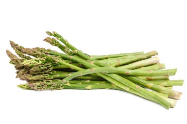 Beyaz arka planda izole edilmiş taze kuşkonmaz..