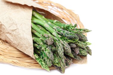 Beyaz arka planda izole edilmiş taze kuşkonmaz..