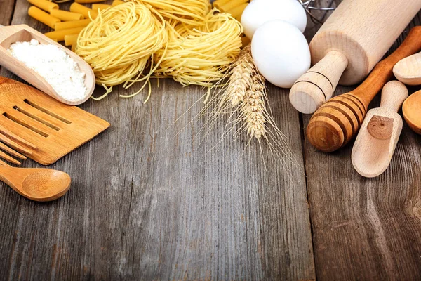 Pasta Vermicelli Eier Küchenzubehör Auf Einem Hölzernen Hintergrund — Stockfoto