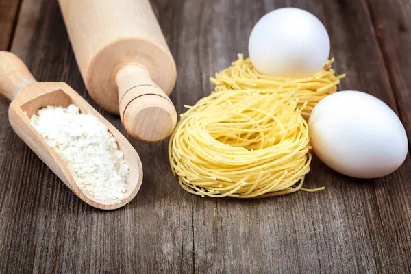 Pasta Vermicelli Eieren Keuken Accessoires Een Houten Achtergrond — Stockfoto