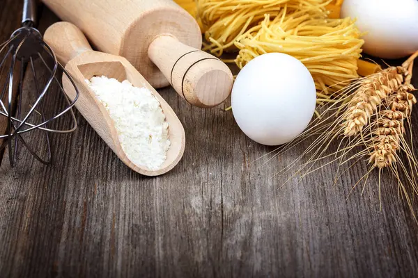 Pasta Vermicelli Eieren Keuken Accessoires Een Houten Achtergrond — Stockfoto