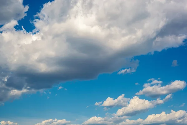 Голубое Летнее Небо Белыми Облаками — стоковое фото