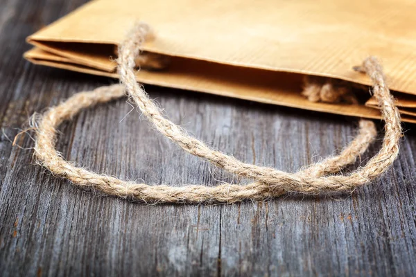 Bolsa Papel Con Asas Cuerda Sobre Fondo Madera —  Fotos de Stock