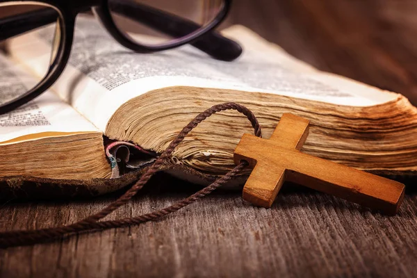 木制十字绳上的古圣书 — 图库照片
