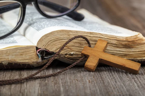 Ancien Livre Sacré Une Croix Bois Sur Cordon Sur Fond — Photo