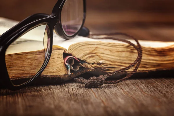 Oude Heilige Boek Van Een Houten Kruis Een Koord Een — Stockfoto