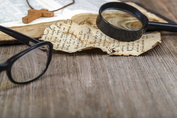 Oude Heilige Boek Van Een Houten Kruis Een Koord Een — Stockfoto