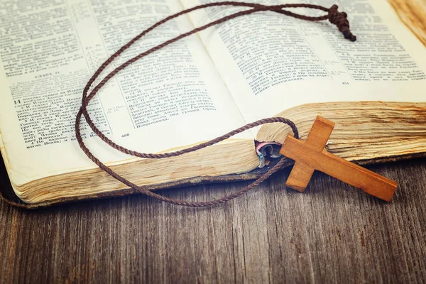 Antiguo Libro Sagrado Una Cruz Madera Sobre Cordón Sobre Fondo — Foto de Stock