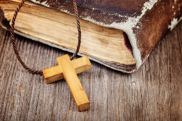 Ancient Holy Book Wooden Cross Cord Wooden Background — Stock Photo, Image