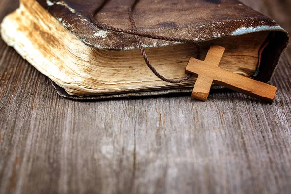 木製の背景上のコードの上の木製の十字架の古代の神聖な本 — ストック写真