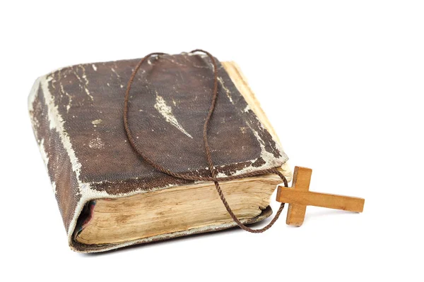Starověké Svatá Kniha Dřevěné Kříže Kabel Izolovaných Bílém Pozadí — Stock fotografie