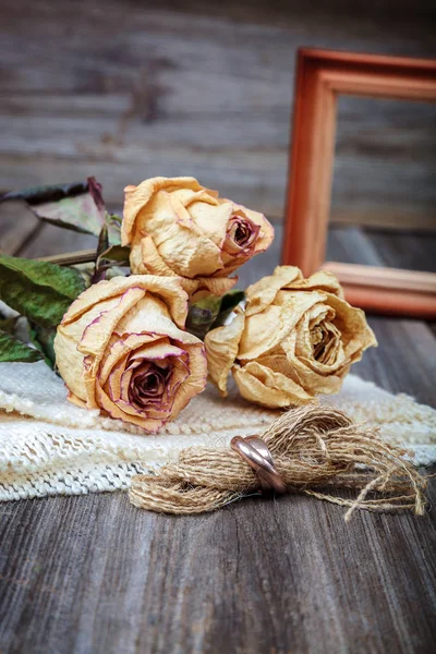 Bröllop Ringar Och Rosor Torkade Blommor Trä Bakgrund — Stockfoto