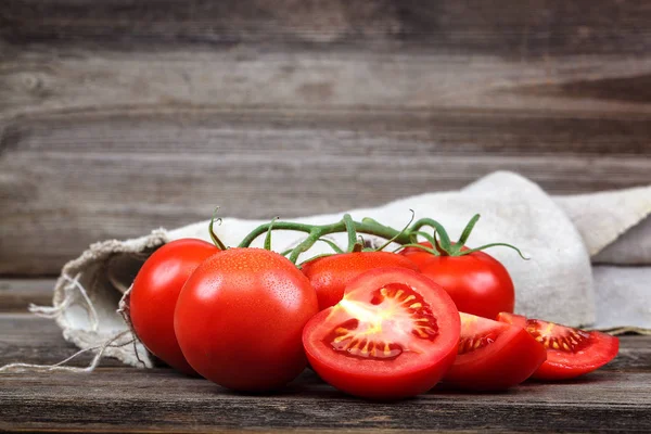 Ramo Pomodoro Rosso Fresco Uno Sfondo Legno — Foto Stock