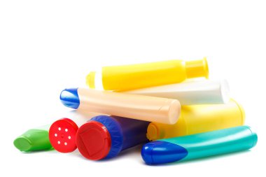 Beyaz arka plan üzerinde izole plastik kaplarda deterjanlar.