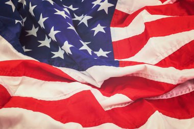 ABD bayrağı arka plan olarak yatırılır.