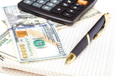 Doları banknot, hesap makinesi, Not defteri ve beyaz arka plan üzerinde izole kalem.