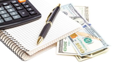 Doları banknot, hesap makinesi, Not defteri ve beyaz arka plan üzerinde izole kalem.
