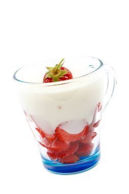 Beyaz arka planda izole edilmiş, ekşi kremalı taze çilek..