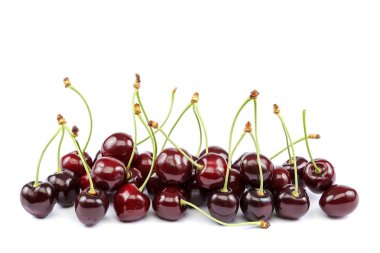 Beyaz arka planda izole edilmiş kiraz meyveleri..