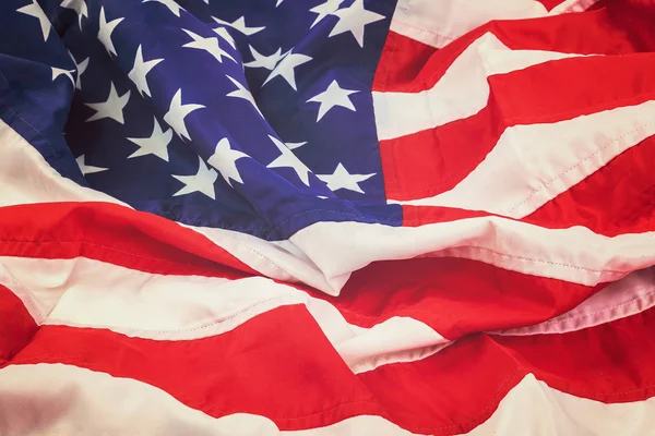 ABD bayrağı arka plan olarak yatırılır.