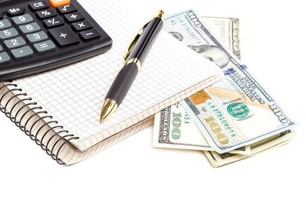 Doları banknot, hesap makinesi, Not defteri ve beyaz arka plan üzerinde izole kalem.