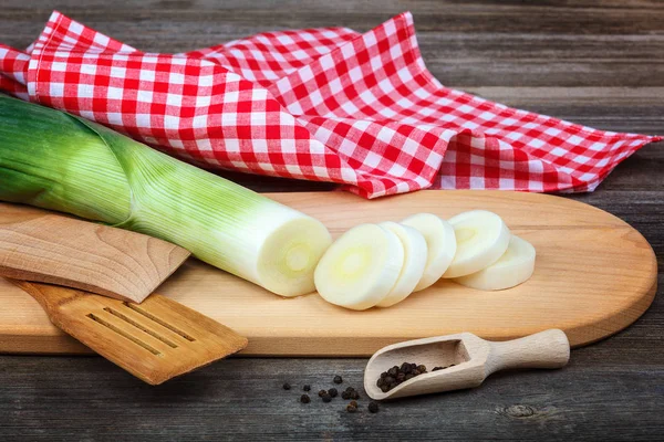 Ahşap bir arka plan üzerinde taze yeşil soğan.