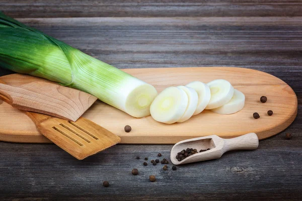 Ahşap bir arka plan üzerinde taze yeşil soğan.