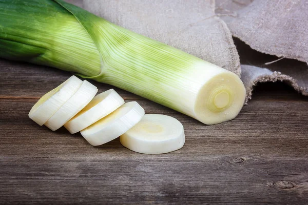 Ahşap bir arka plan üzerinde taze yeşil soğan.