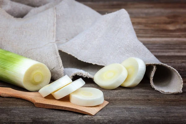 Ahşap bir arka plan üzerinde taze yeşil soğan.