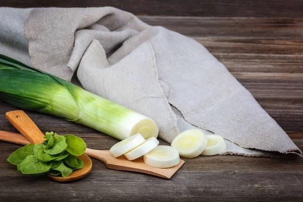 Ahşap bir arka plan üzerinde taze yeşil soğan.