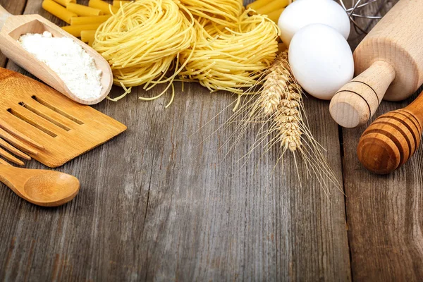 Pasta Vermicelli Eieren Keuken Accessoires Een Houten Achtergrond — Stockfoto