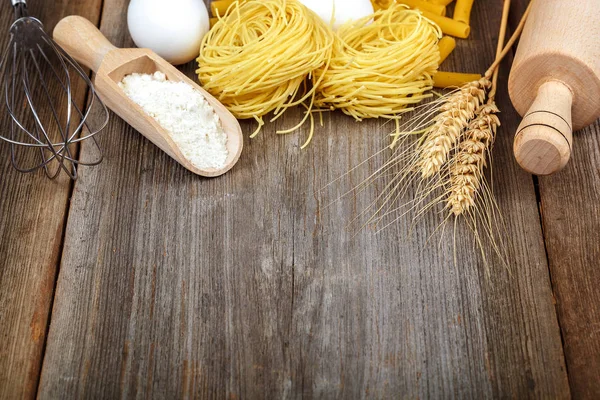 Pasta Vermicelli Eieren Keuken Accessoires Een Houten Achtergrond — Stockfoto