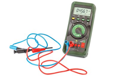 Beyaz arkaplanda izole kabloları olan elektrik test edicisi.