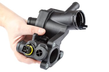 Beyaz bir arka plan üzerinde termostat gövdesi ve eller arabada motor sıcaklık sensörünün izole.