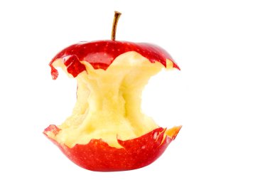 Isırılmış elma beyaz arkaplanda izole edilmiş.