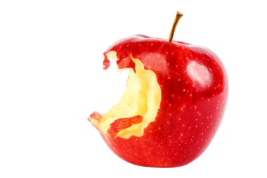 Isırılmış elma beyaz arkaplanda izole edilmiş.