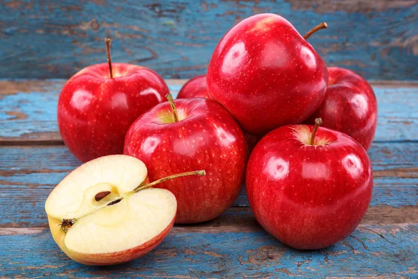 Manzanas Sobre Fondo Madera Azul — Foto de Stock